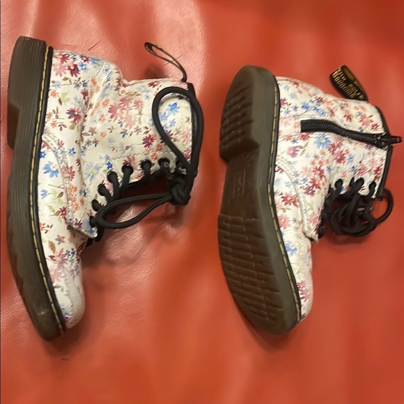 Girls Dr.Martens Delaney boots. - Picture 4 of 7